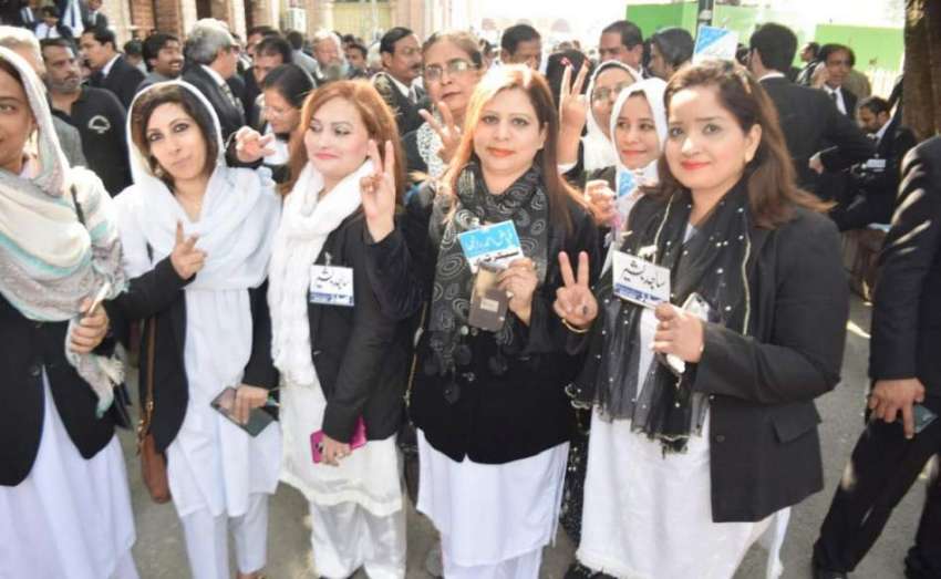 لاہور: ہائیکورٹ بار کے سالانہ انتخابات کے موقع پر خواتین ..