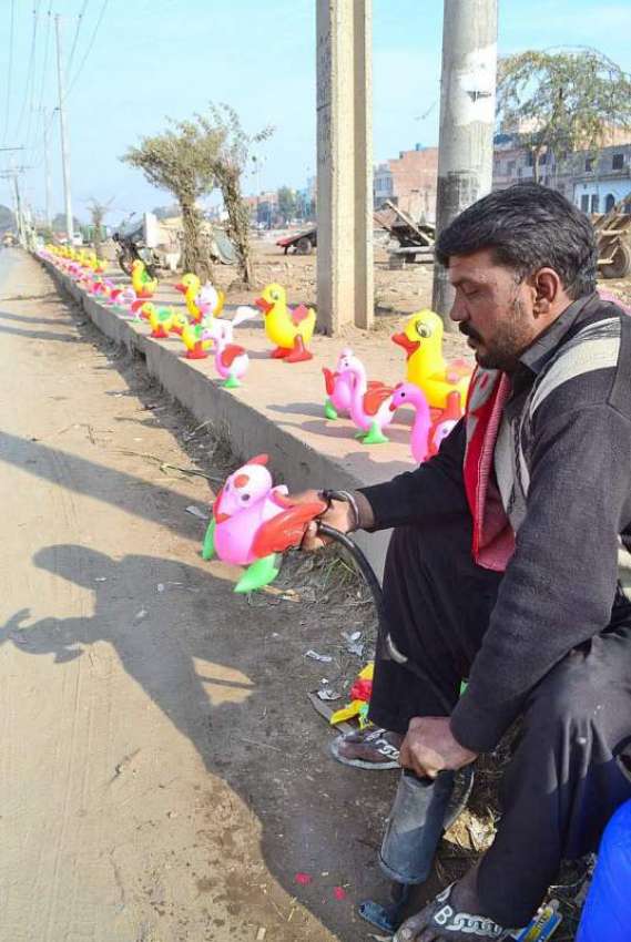 سرگودھا: طارق آباد روڈ پر پلاسٹک کے کھلونوں میں ہوا بھرنے ..