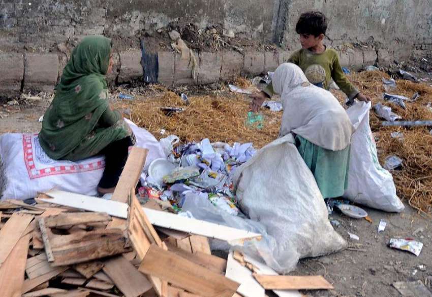 راولپنڈی: خانہ بدوش بچے کچرے سے کارآمد اشياء تلاش کررہے ..