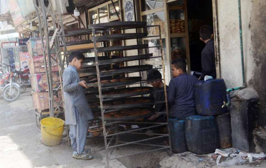 کوئٹہ: نوجوان محنت کش اپنی ورکشاپ میں کام کاج میں مصروف ہیں۔