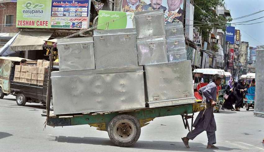 راولپنڈی: راولپنڈی: محنت کش ہتھ ریڑھی پر پیٹیاں اور صندوق ..