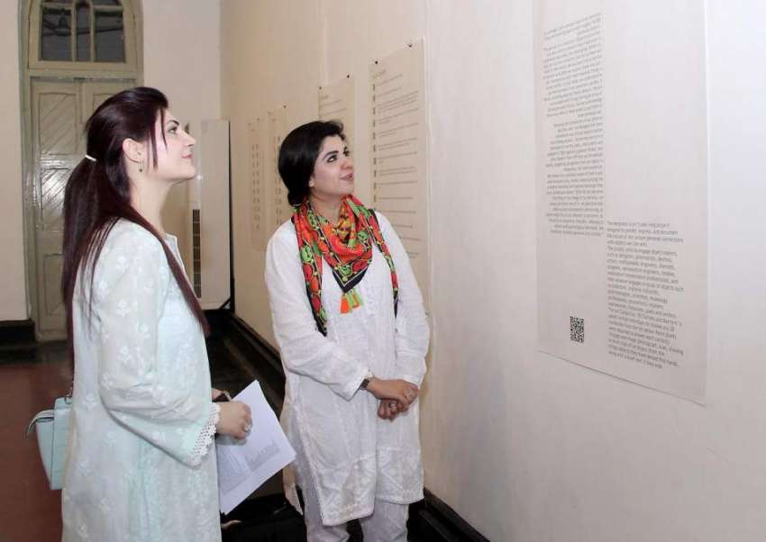 لاہور: نیشنل کالج آف آرٹس میں لڑکیاں نمائش دیکھ رہی ہیں۔