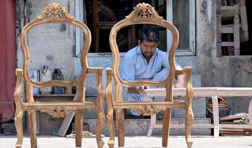 راولپنڈی: کار پینٹر اپنے روز مرہ کام میں مصروف ہے۔