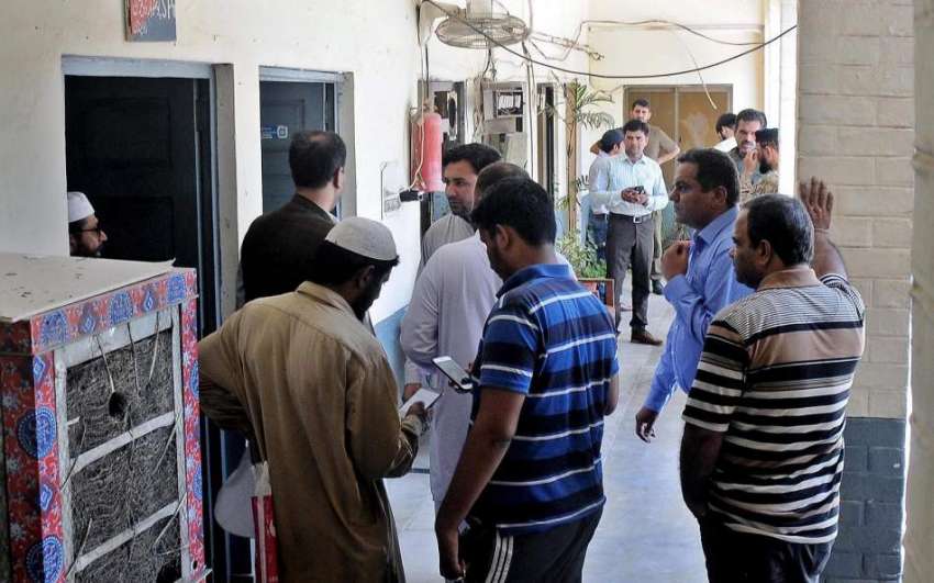 راولپنڈی: ایس پی پوٹھوہار ڈویژن سید علی کے دفتر کے باہر آنے ..