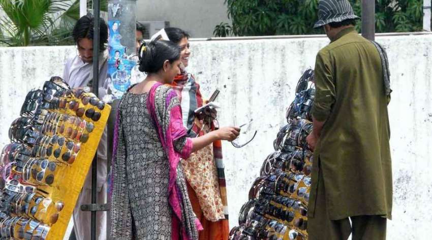 راولپنڈی: خواتین سڑک کنارے لگے سٹال سے عینکیں پسند کر رہی ..
