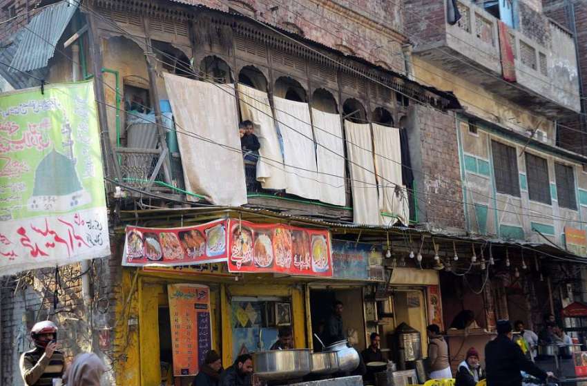 لاہور: گوالمنڈی چوک میں تاریخی عمارت کا منظر۔