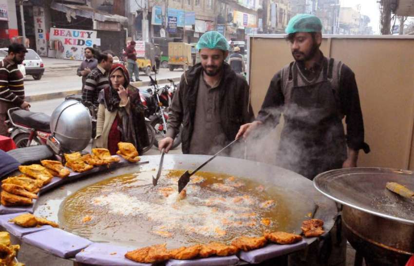 راولپنڈی: دکاندار گاہکوں کو متوجہ کرنے کی مچھلی فرائی کررہے ..