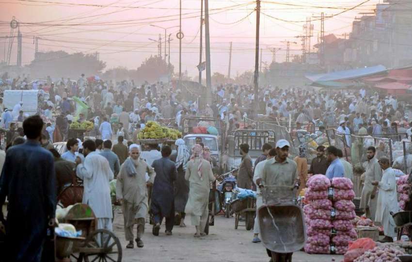 راولپنڈی: سبزی منڈی میں ضلع بھر سے آئے خریداروں کے رش کا ..