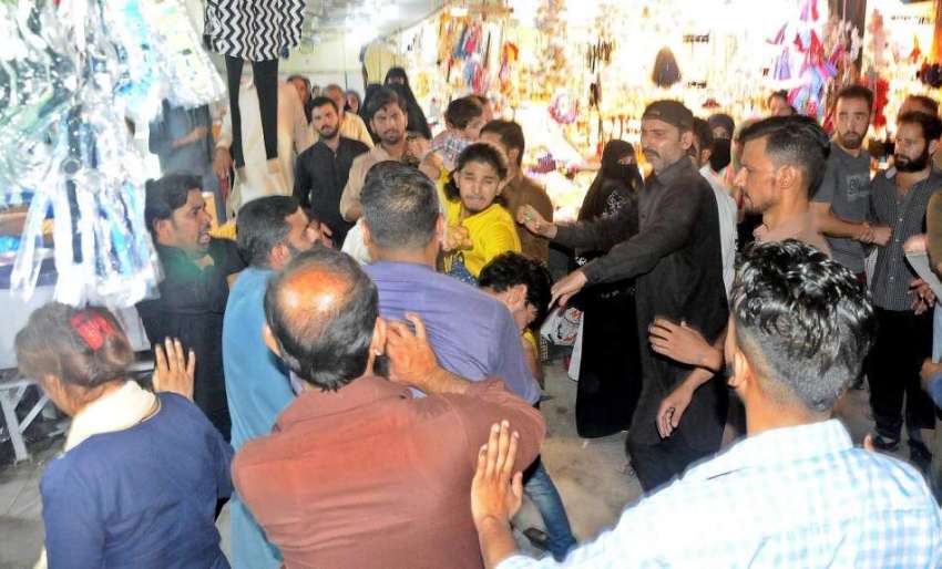 راولپنڈی: شہری موتی بازار میں شاپنگ کے لیے آئے نوجوانوں ..