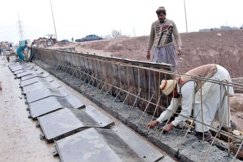 اسلام آباد: مزدور کھنہ پل کے تعمیراتی کام میں مصروف ہیں۔