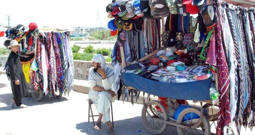 اسلام آباد: ریڑھی بان نے گاہکوں کو متوجہ کرنے کے لیے سکارف ..