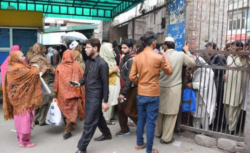 لاہور: میو ہسپتال کا عقبی دروازہ انتظامیہ کی طرف سے پورا ..