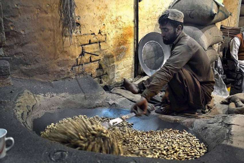 اسلام آباد: محنت کش بھٹی پر مونگ پھلی بھون رہا ہے۔