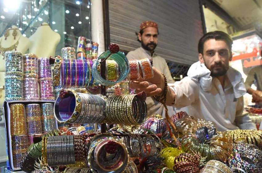 پشاور: عید کی تیاریوں میں مصرو ف دکاندار گاہکوں کو متوجہ ..