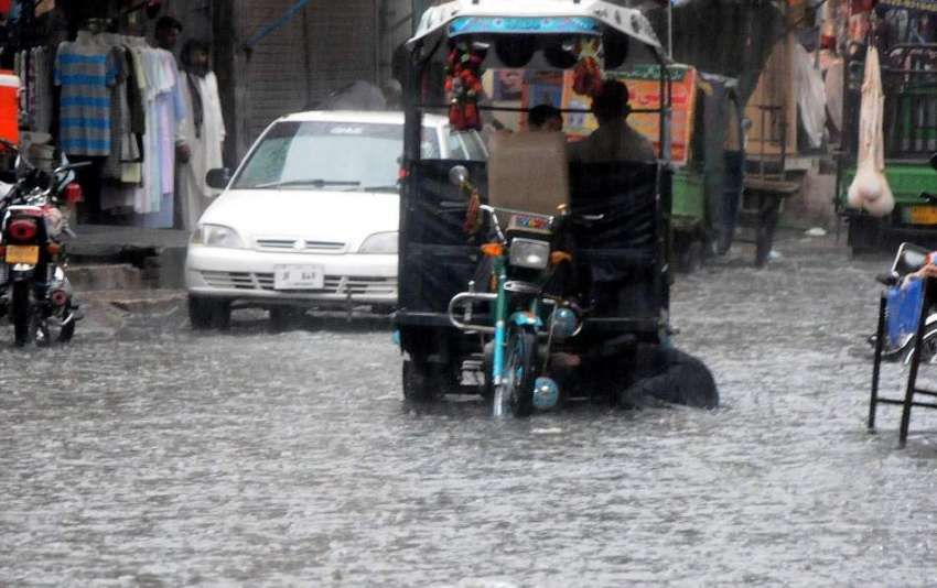 راولپنڈی: موسلا دھار بارش کے باعث خراب ہونیوالا چنگچی سڑک ..