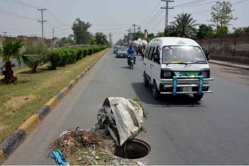 فیصل آباد: چک جھمرا روڈ پر کھلا مین ہول کسی حادثے کا سبب بن ..