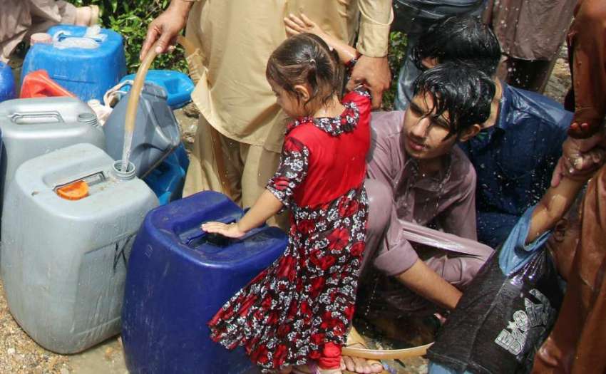 کراچی: پانی کی قلت کے باعث شہری دور دراز سے پینے کا پانی بھرنے ..
