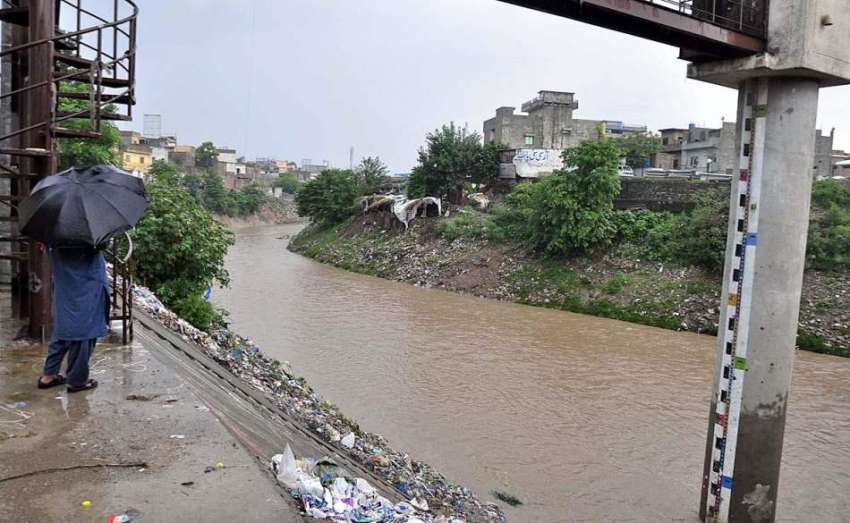 راولپنڈی: شہر میں ہونے والی موسلا دھار بارش کے دوران نالہ ..