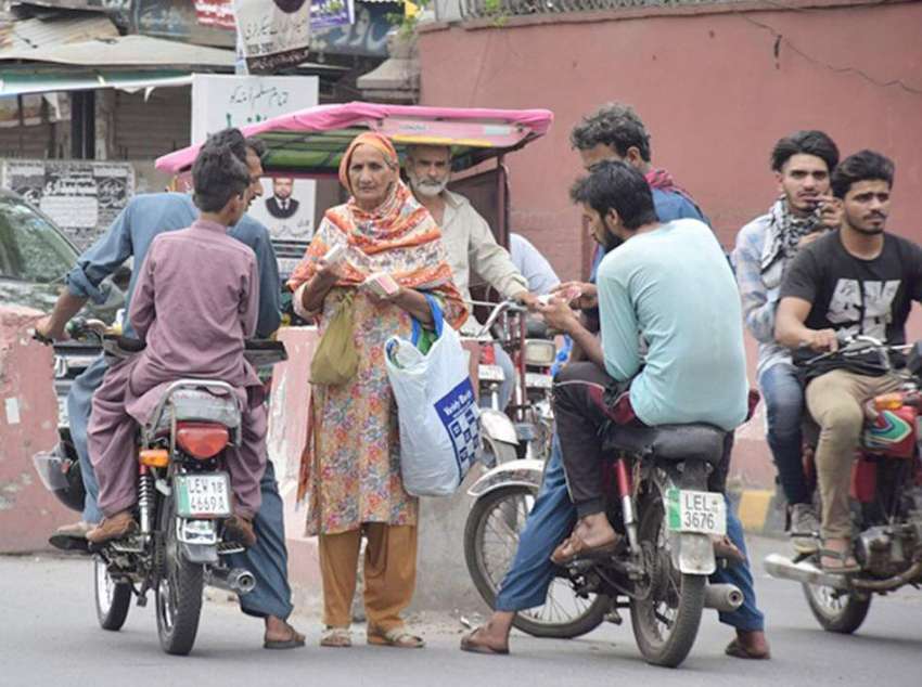لاہور: شہری عیدالفطر کے لیے نئے کرنسی نوٹ خرید رہے ہیں۔
