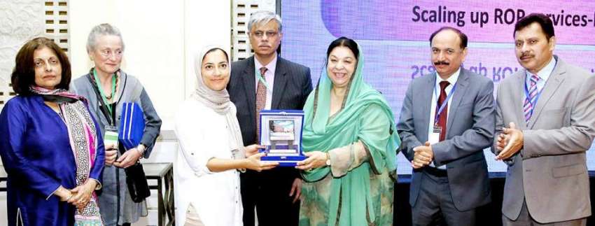 لاہور: صوبائی وزیر صحت ڈاکٹر یاسمین راشد مقامی ہوٹل میں ..