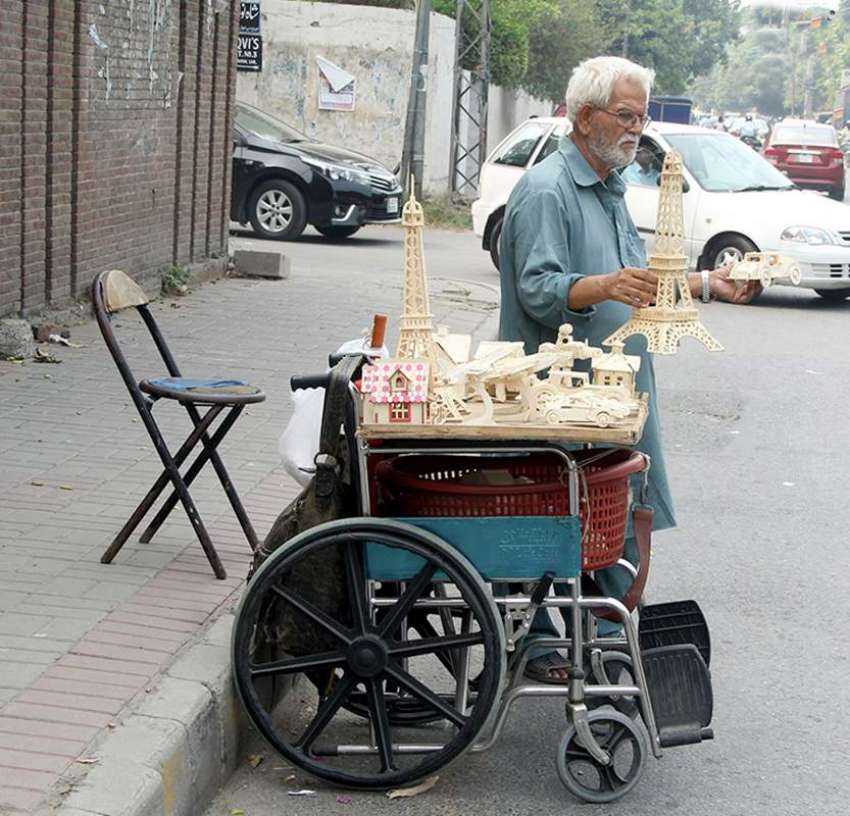 لاہور: ایک بزرگ اپنے گھر والوں کا پیٹ پالنے کیلئے لکڑی کے ..