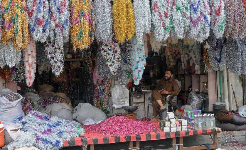 راولپنڈی: عید کے موقع پر دکاندار نے پھولوں کا سٹال لگایا ..