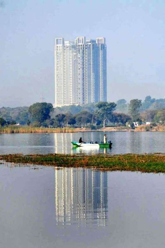 اسلام آباد: راول جھیل میں عمارت کا نظر آتا عکس دلکش منظر ..