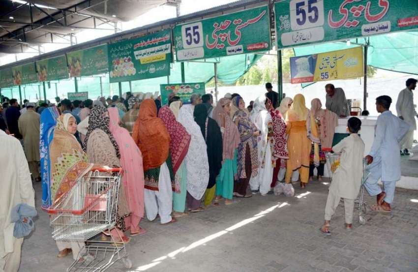 فیصل آباد: خواتین رمضان سستا بازار میں چینی خریدنے کے لیے ..