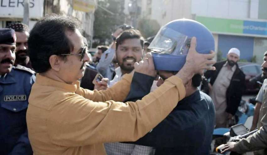 کراچی: پی ٹی آئی پارلیمانی لیڈر حلیم عادل شیخ طارق روڈ پر ..