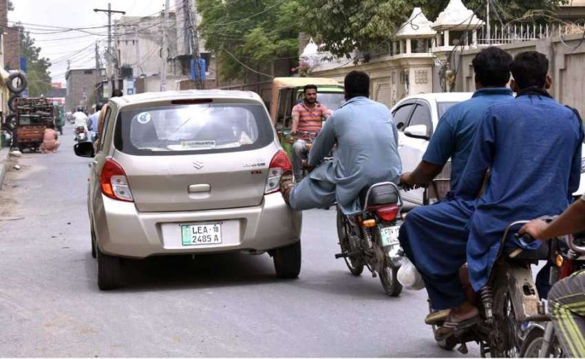 فیصل آباد: موٹر سائیکل سوار خراب گاڑی کو ورکشاپ تک پہنچانے ..