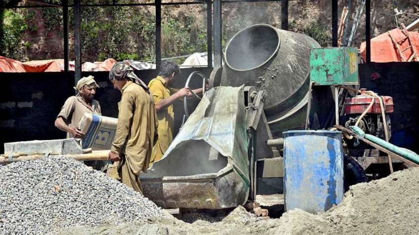 اسلام آباد: مزدور تعمیراتی کام کے لیے مٹیریل بنانے میں مصروف ..