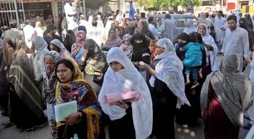 راولپنڈی: ڈی ایچ کیو ہسپتال میں احتجاج کے باعث آنیوالی خواتین ..