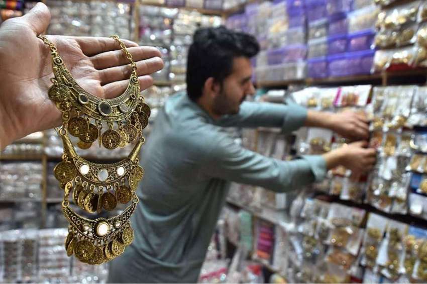 پشاور: دکاندار گاہکوں کو متوجہ کرنے کے لیے جیولری سجا رہا ..