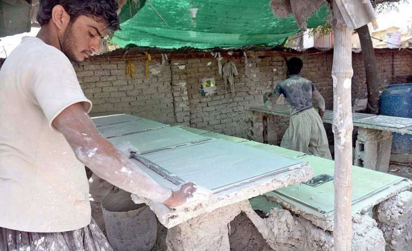 راولپنڈی: مزدور مزدور سیلنگ شیٹیں تیار کرنے میں مصروف ہیں۔