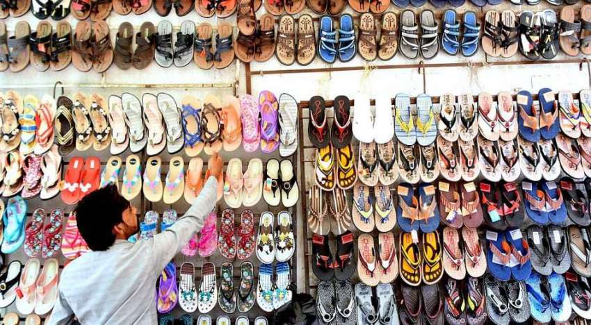 لاڑکانہ: عید کی تیاریوں میں مصروف دکاندار گاہکوں کو متوجہ ..