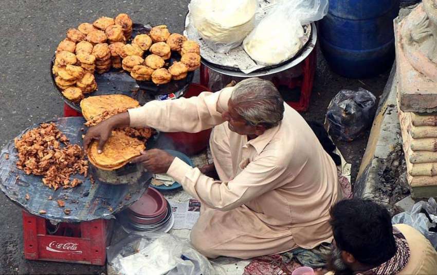 لاہور: دکاندار گاہکوں کو متوجہ کرنے کے لیے کھانے پینے کی ..