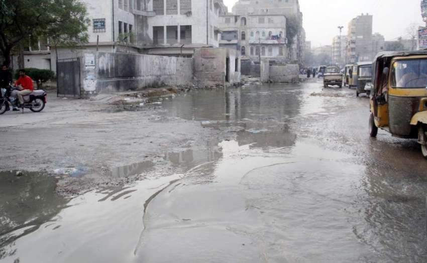 کراچی: سندھ سول ڈیفنس آفس کے باہر سیوریج کے پانی کے باعث ..
