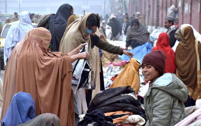 پشاور:سردی کی شدت میں اضافہ ہوتے ہی لوگ گرم کپڑوں کی خریداری ..