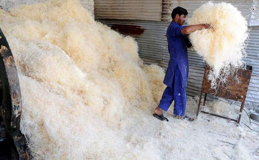 راولپنڈی: موسم گرمی کی آمد آمد کے باعث ایک فیکٹری میں ملازم ..