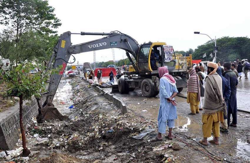 اسلام آباد: سی ڈی اے کا عملہ سیوریج سے باہر نکلنے کی صفائی ..