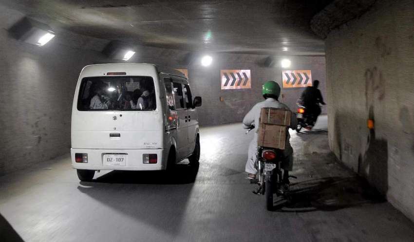 راولپنڈی: موٹر سائیکل سوارلیاقت باغ انڈر پاس سے گزررہے ہیں۔ ..
