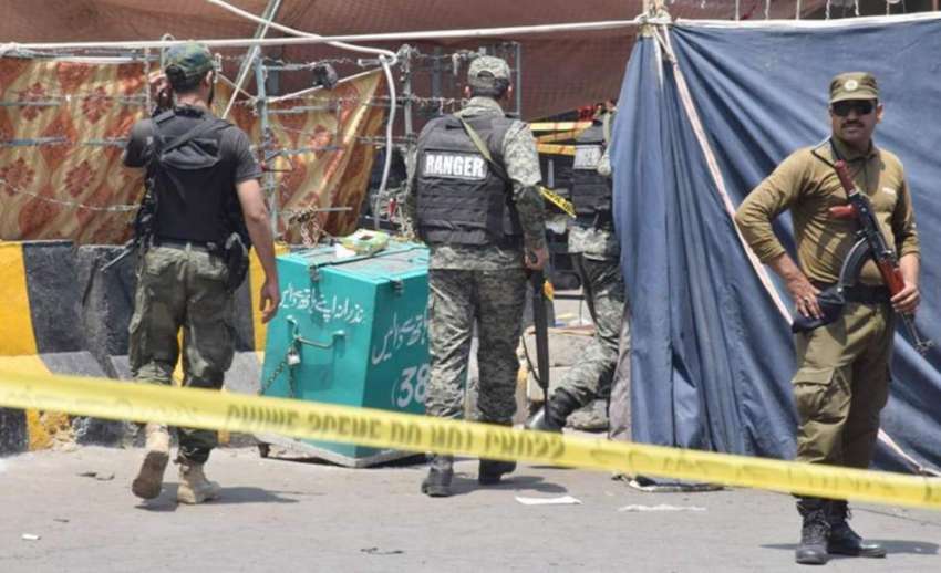 لاہور: سکیورٹی حکام نے داتا دربار کے باہر خود کش دھماکے کے ..