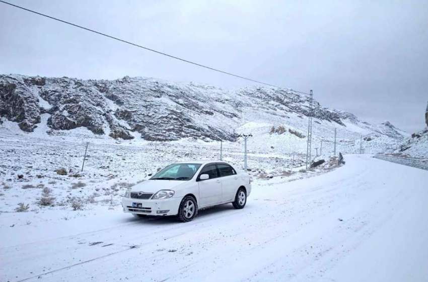 ہنزہ: قراقرم شاہراہ پر کار برف باری پر گزر رہی ہے 