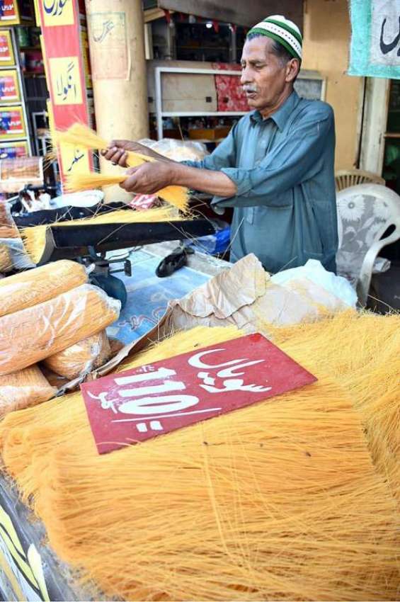 راولپنڈی: دکاندار عید الفطر کی آمد کے موقع پر سویاں فروخت ..