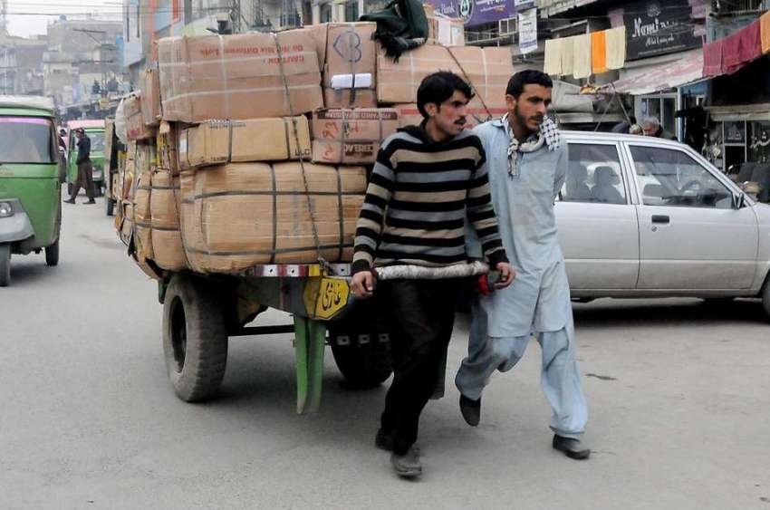 راولپنڈی: محنت کش ہتھ ریڑھے پر بھاری سامان لادھے گنجمنڈی ..