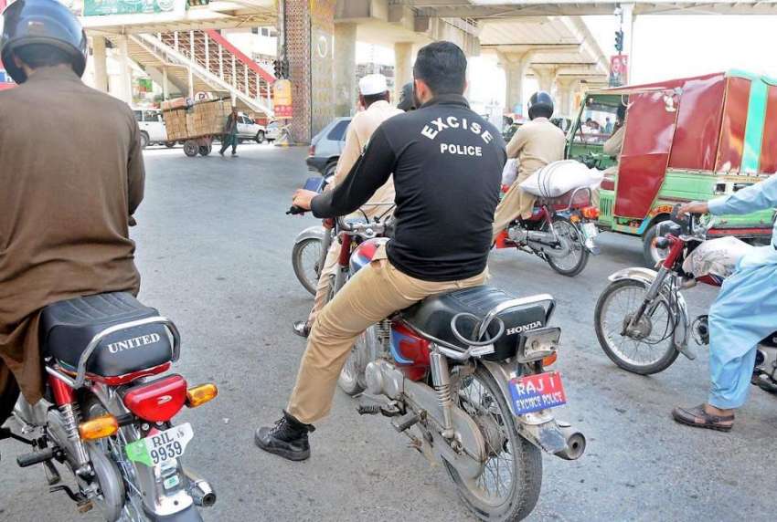 راولپنڈی: محکمہ ایکسائز پولیس کا اہلکار ہیلمٹ پہنے بغیر ..