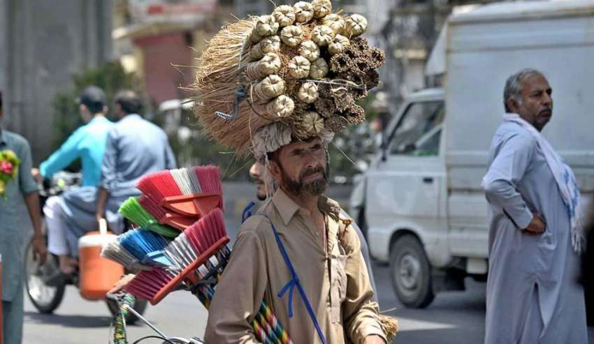 راولپنڈی: محنت کش پھیری لگا کر کھریلو استعمال کی اشیاء فروخت ..