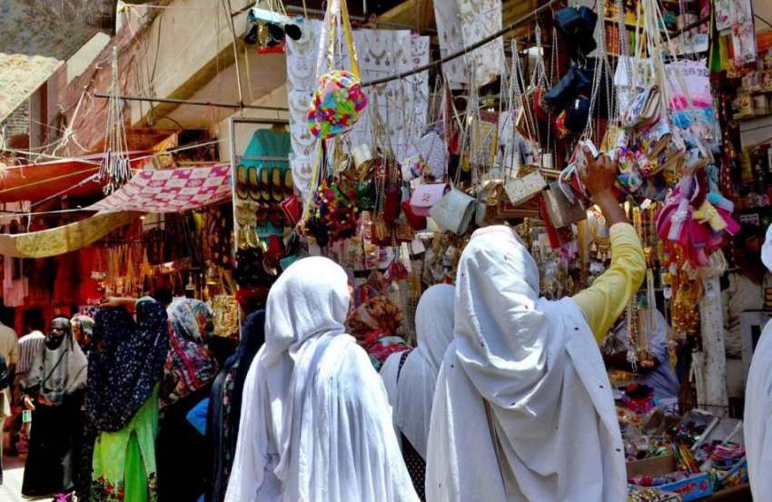 سرگودھ: عید کی تیاریوں میں مصروف خواتین خریداری کر رہی ہیں۔