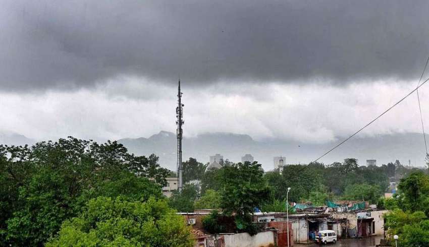 اسلام آباد: وفاقی دارالحکومت میں چھائے گہرے سیاہ بادلوں ..