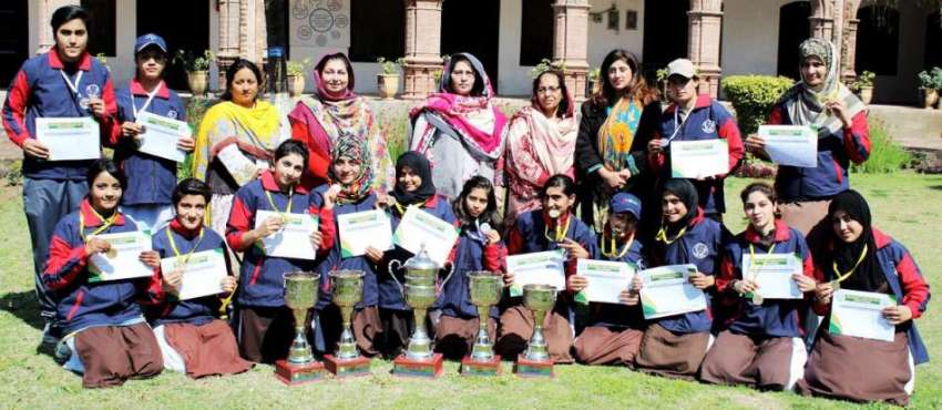 پشاور: انٹر کالجز سپورٹس فیسٹیول میں میڈلز جیتنے والی فرنٹیئر ..